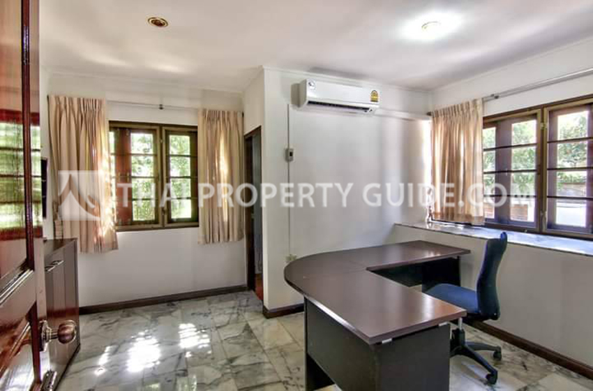 House with Shared Pool in Srinakarin 
